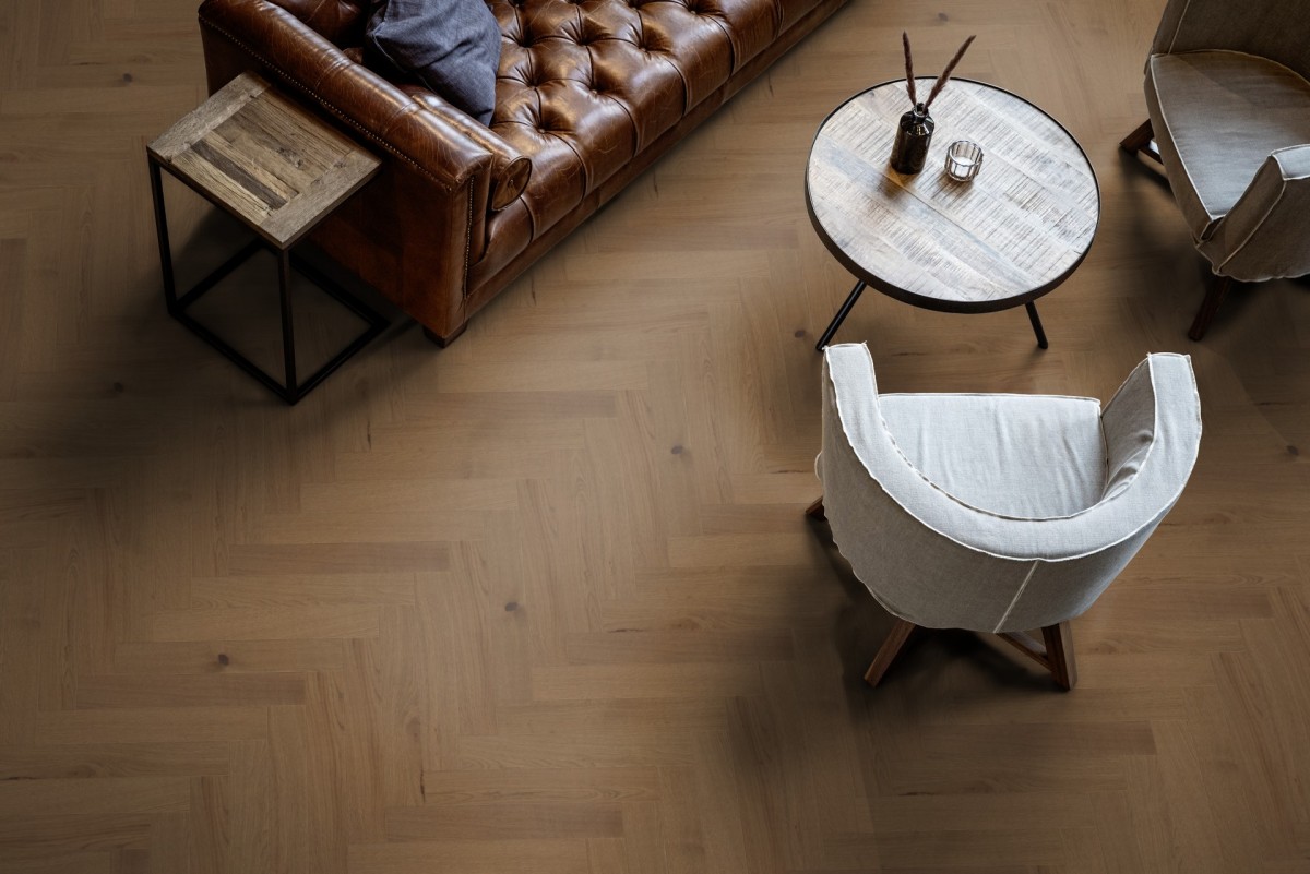 Hybridná Drevená Podlaha ter Hürne Hywood Oak Yasuni 546x91x11mm - Rybia kosť / Herringbone - zvýšená vodeodolnosť – fotografia 3