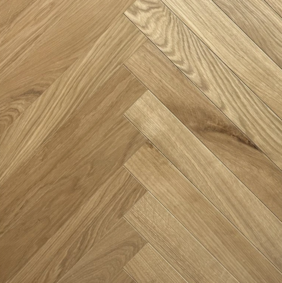 Drevené parkety HERRINGBONE DUB Natural, Kartáč, EXCLUSIVE -SELECT (Trieda I.) Lak matný 2-vrstvové, 4V špára 10/11x70x490mm (Dub 3,5mm) - rybia kosť – fotografia 1