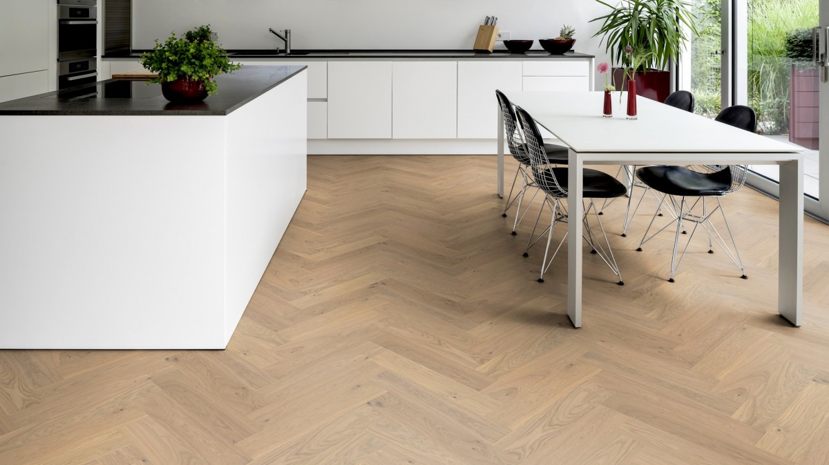Drevená podlaha HERRINGBONE ter Hürne Lak, Dub Kralingen, Nature Protec EVO, kartáč, 4V mikro drážka 600x120x14 mm – fotografia 4