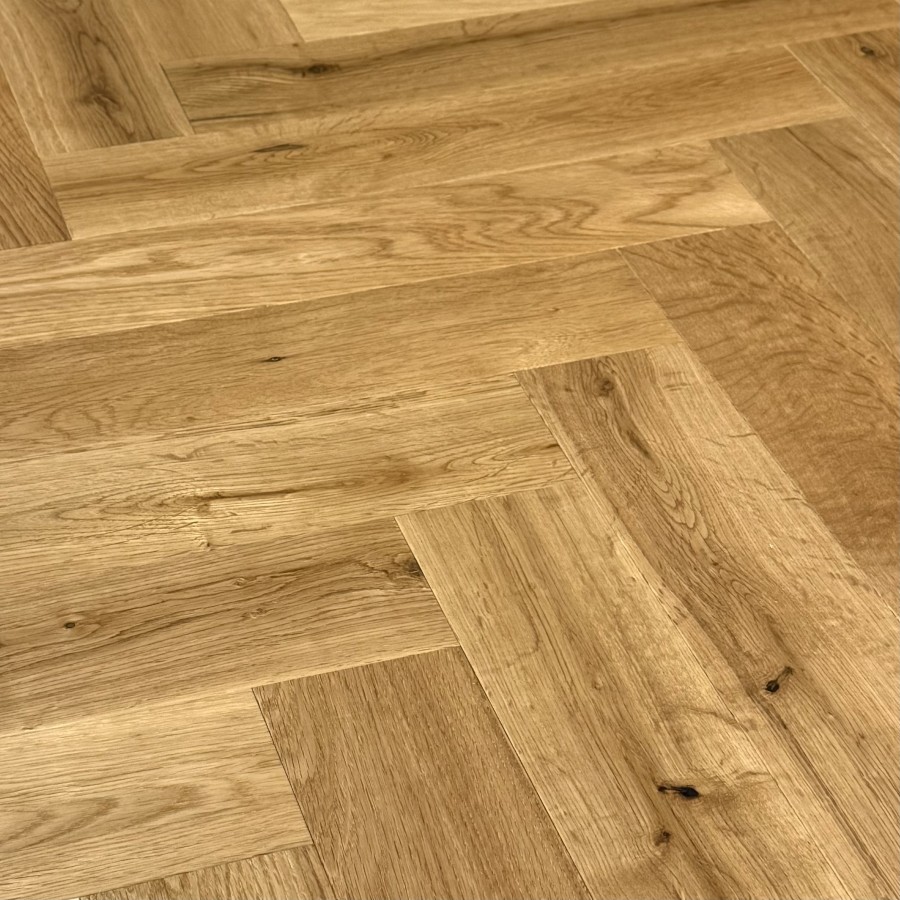Drevená podlaha HERRINGBONE DUB Prírodný, Classic, Olej, Kartáč, 2-vrstvové, 4V špára 14x90x450mm - rybia kosť – fotografia 1
