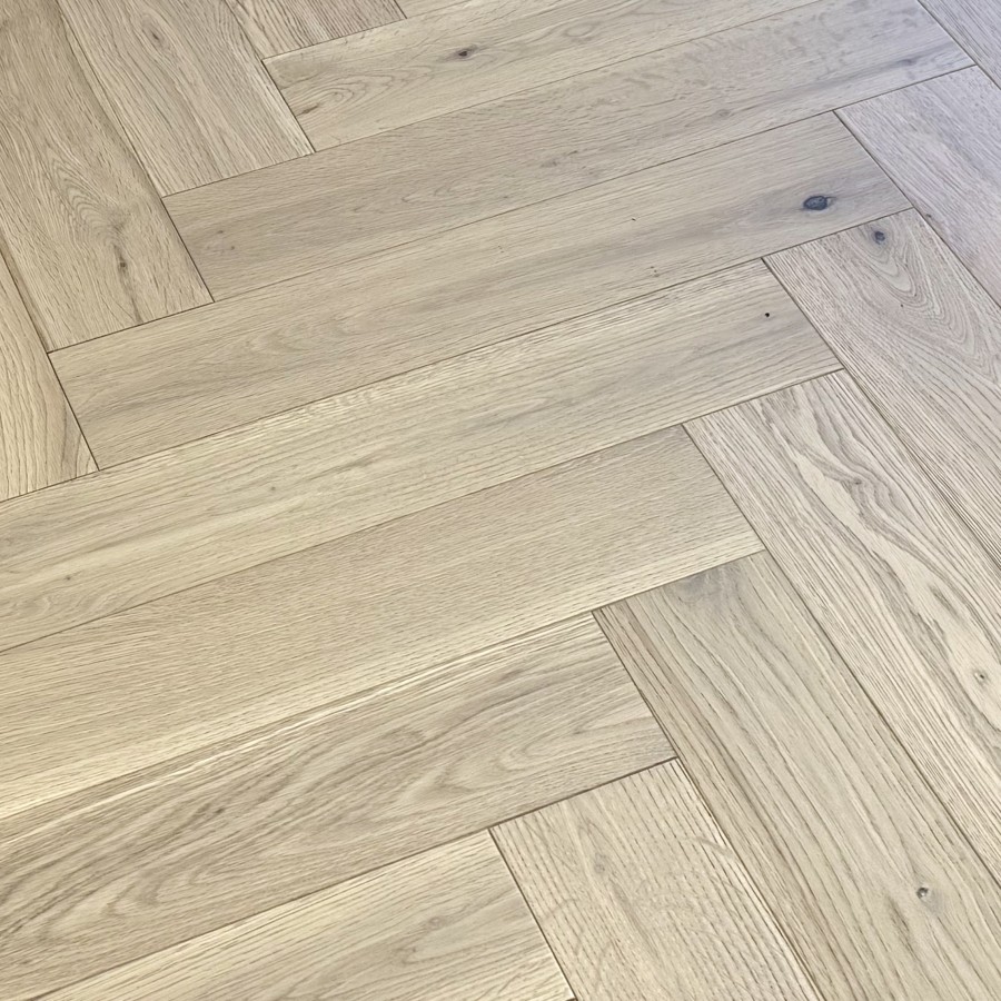 Drevená podlaha HERRINGBONE DUB Invisible finish, Classic, Lak, Kartáč, 2-vrstvové, 4V špára 14x90x450mm - rybia kosť – fotografia 1