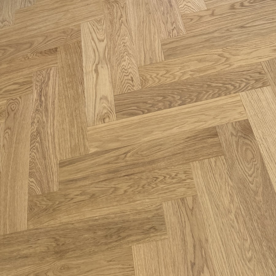 Drevené parkety Herringbone Dub Natural Exclusive/Select 3-vrstvové, 4V mikro špára, Kartáč, 14x120x600mm - rybia kosť – fotografia 1