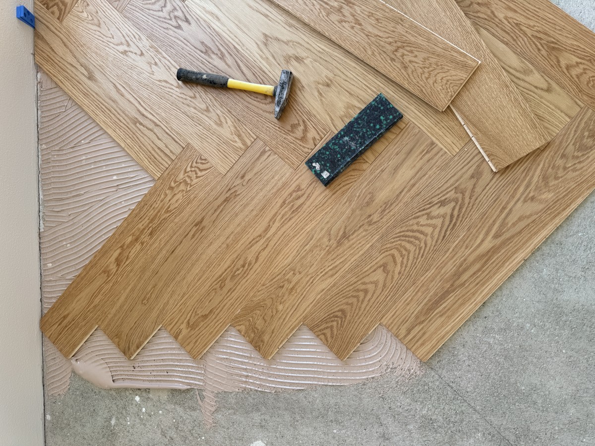 Drevené parkety Herringbone Dub Natural Exclusive/Select 3-vrstvové, 4V mikro špára, Kartáč, 14x120x600mm - rybia kosť – fotografia 3