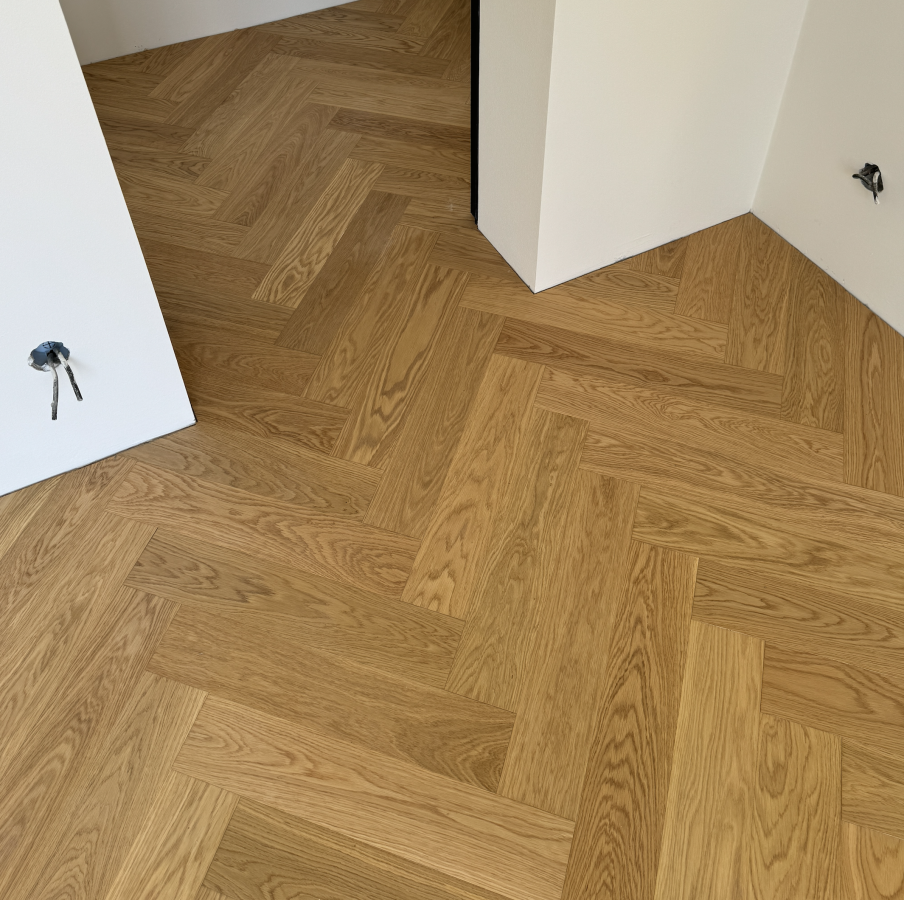 Drevené parkety Herringbone Dub Natural Exclusive/Select 3-vrstvové, 4V mikro špára, Kartáč, 14x120x600mm - rybia kosť – fotografia 5