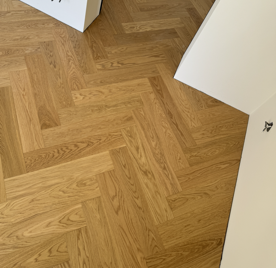 Drevené parkety Herringbone Dub Natural Exclusive/Select 3-vrstvové, 4V mikro špára, Kartáč, 14x120x600mm - rybia kosť – fotografia 4