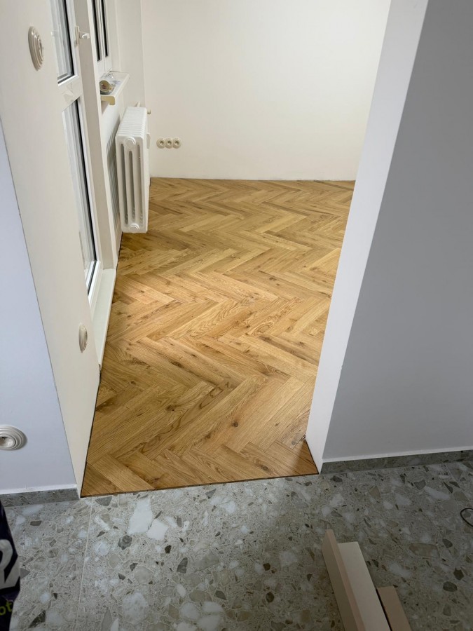Drevené parkety Masívny Dub Herringbone, Elegance (Class II.) Lak alebo UV olej, 11x70x490mm - rybia kosť – fotografia 3