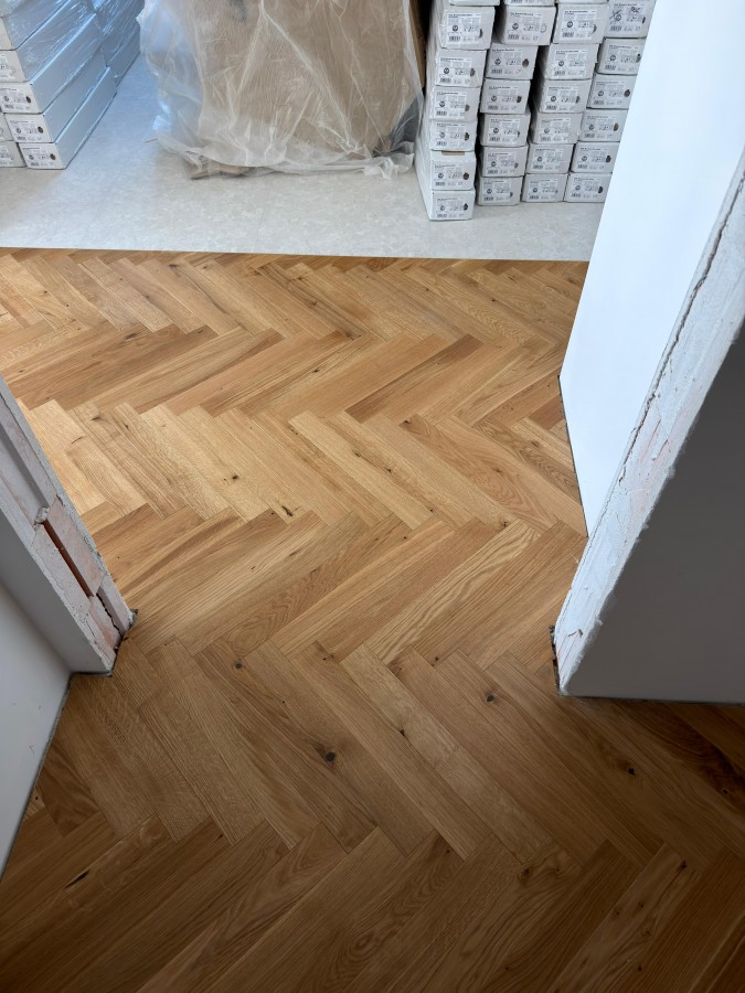 Drevené parkety Masívny Dub Herringbone, Elegance (Class II.) Lak alebo UV olej, 11x70x490mm - rybia kosť – fotografia 4